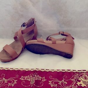 Low wedges shoes